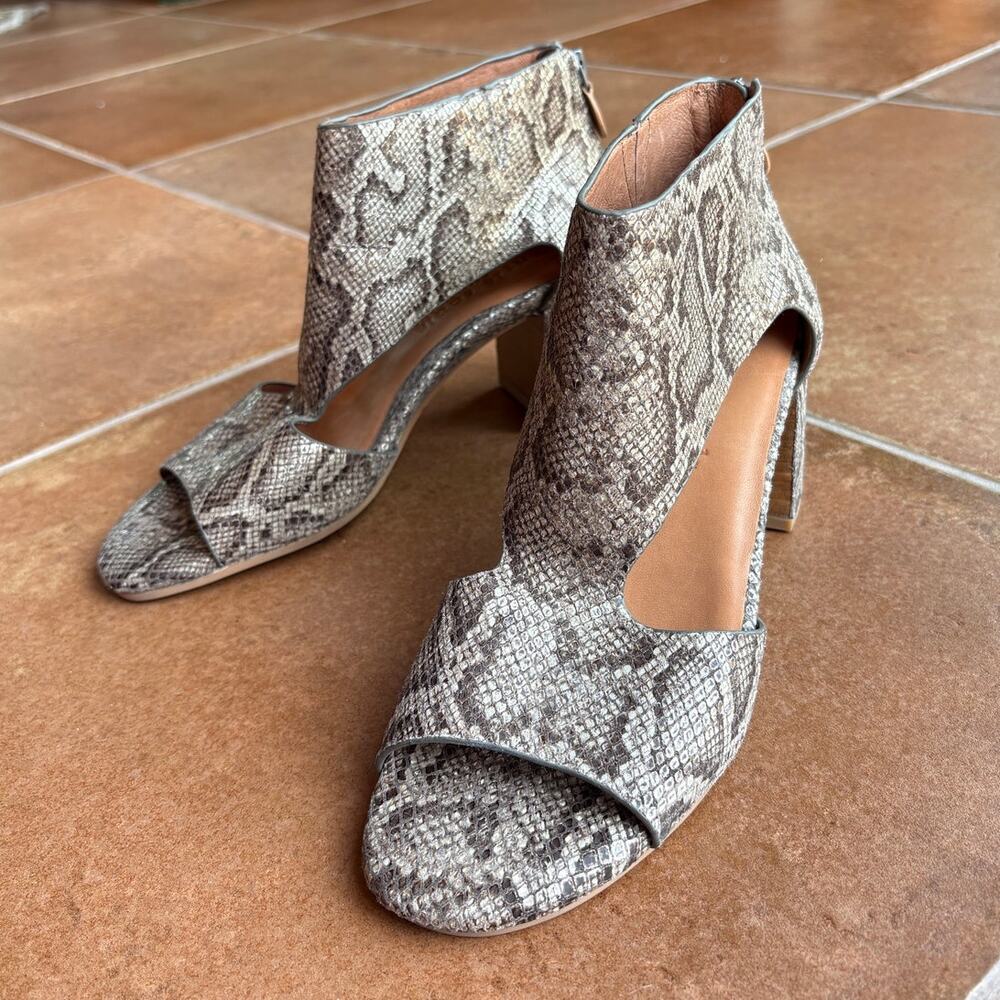 Gentle Souls by Kenneth Cole "Charlene" Embossed Snake Block Heel Sandals size 9